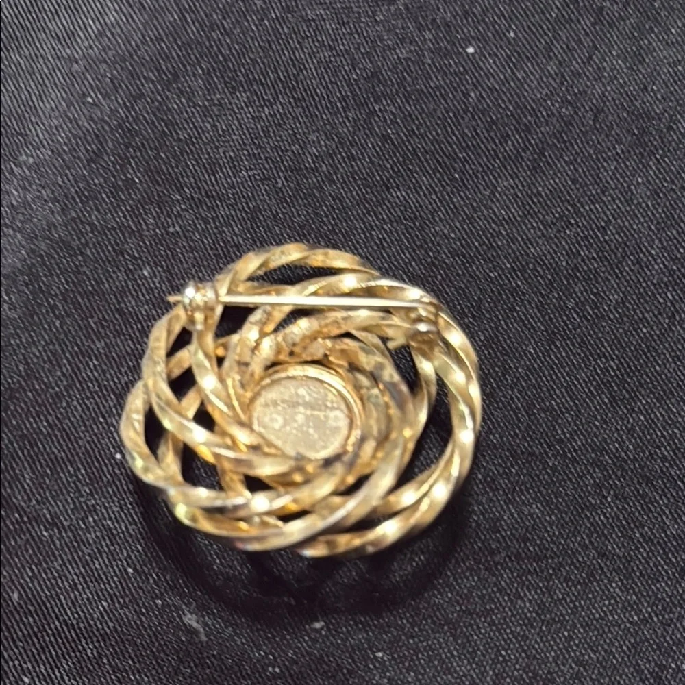 Elegant Gold and Pearl Brooch